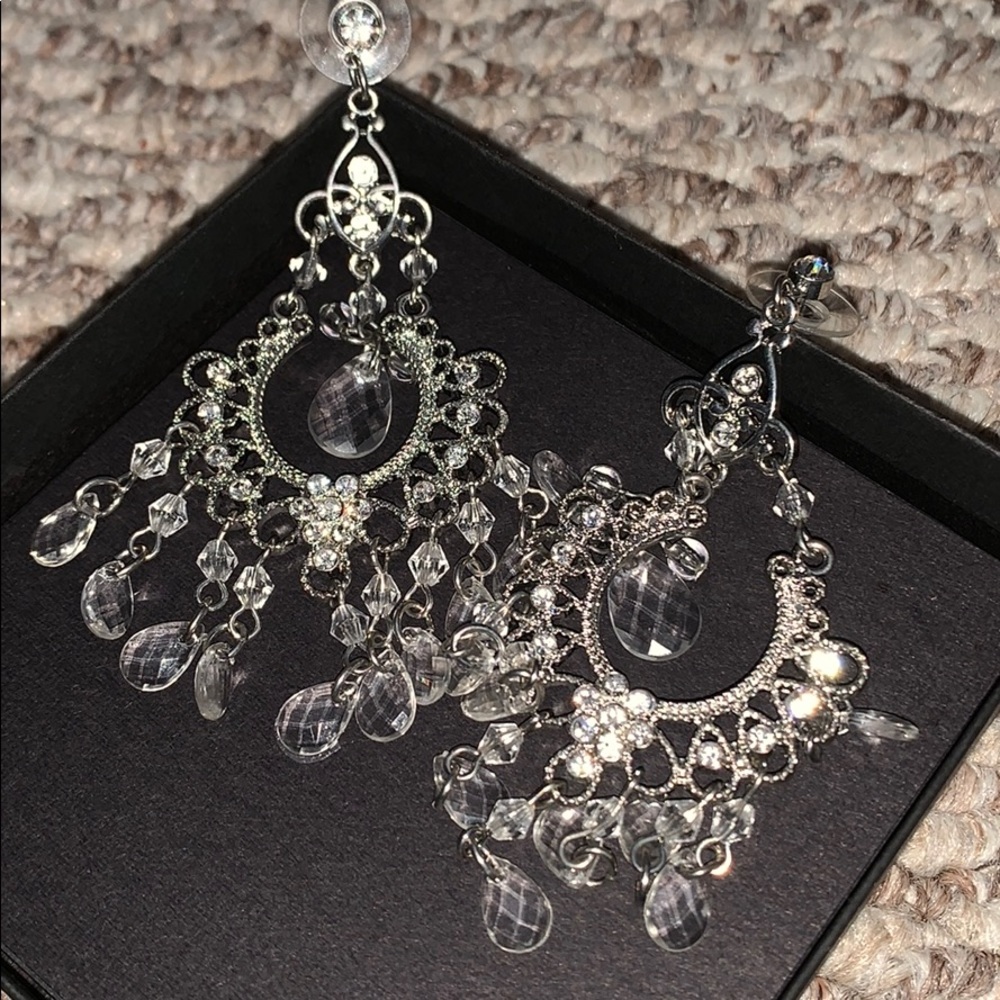Dangle earrings knock-off Guess brand